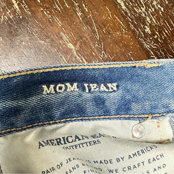 AMERICAN Eagle Ripped Mom Jean High Rise Denim Size 0 - Picture 9 of 12